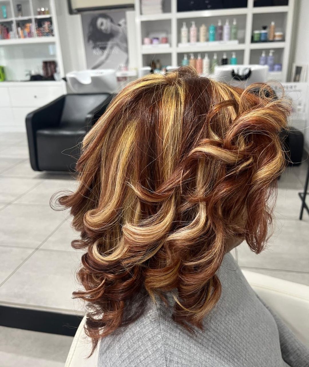 Mèches cuivrées bouclées