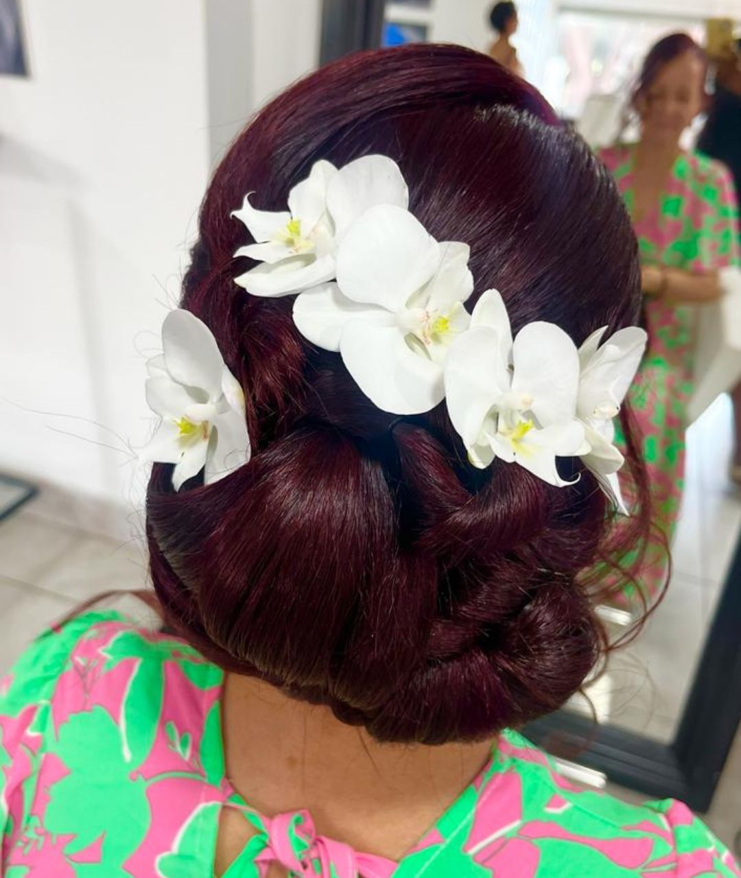 Chignon bordeaux orchidées