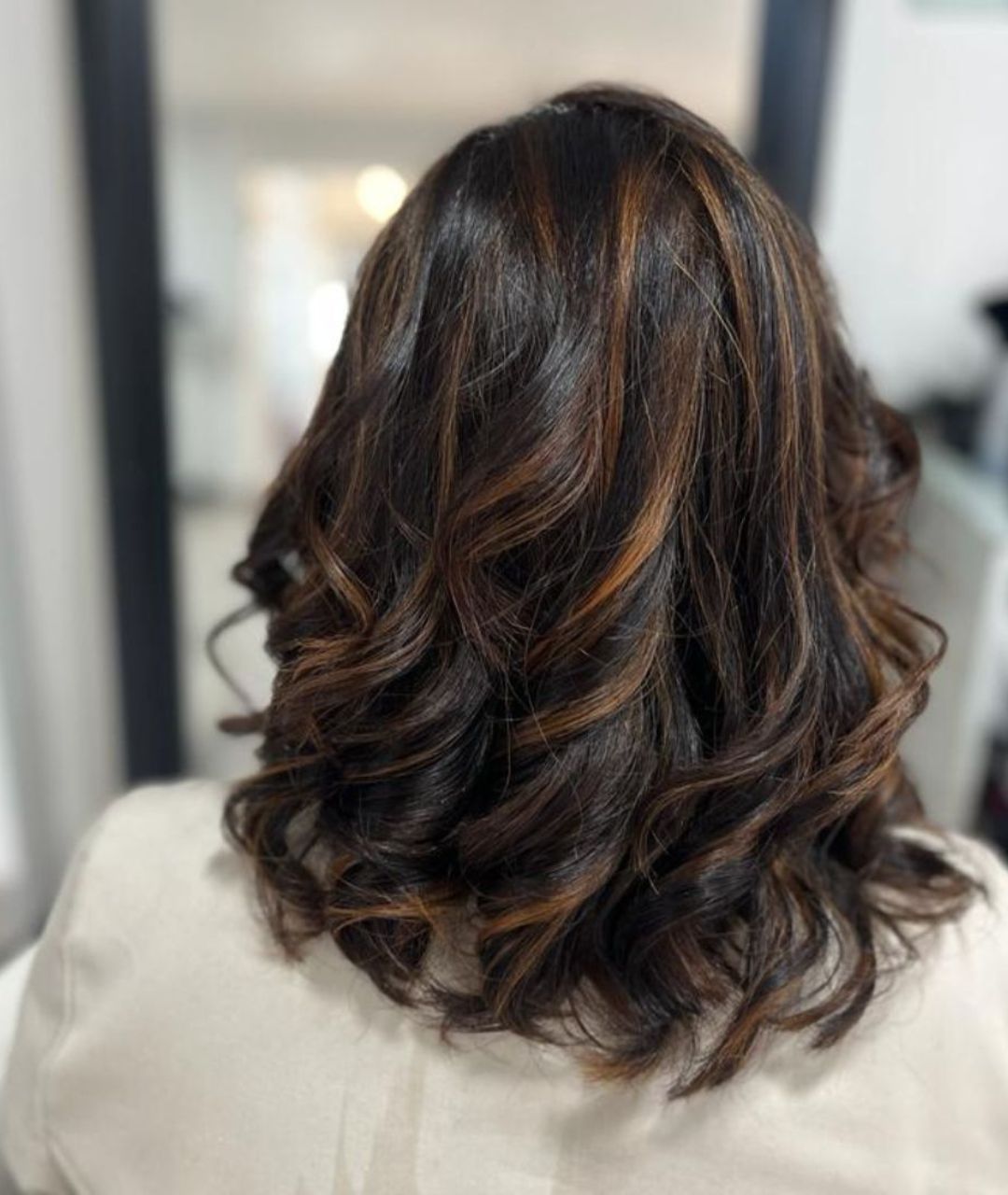 Mèches caramel bouclées